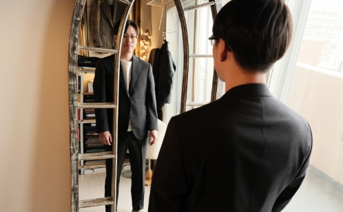 仕立てたスーツを着た男性