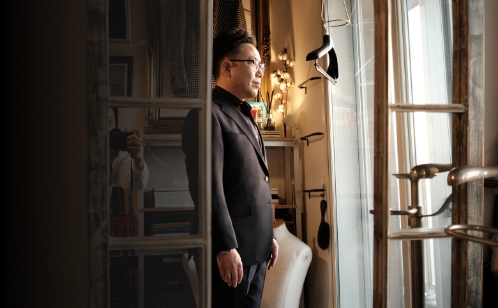 仕立てたスーツを着た男性