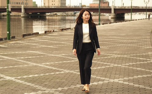 メンズテーラードをベースにしたレディーススーツ